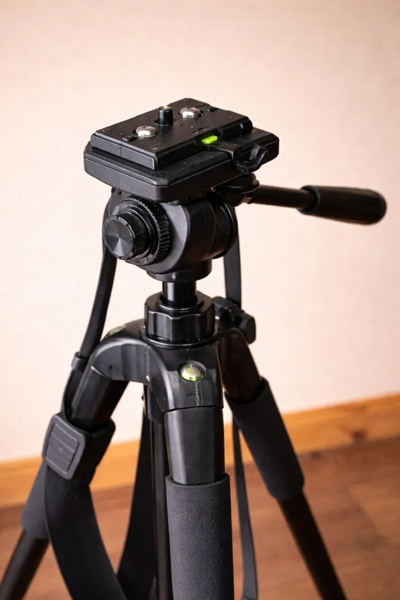 Minolta Film Camera + Tripod – Fully Working – €50 - Image 3