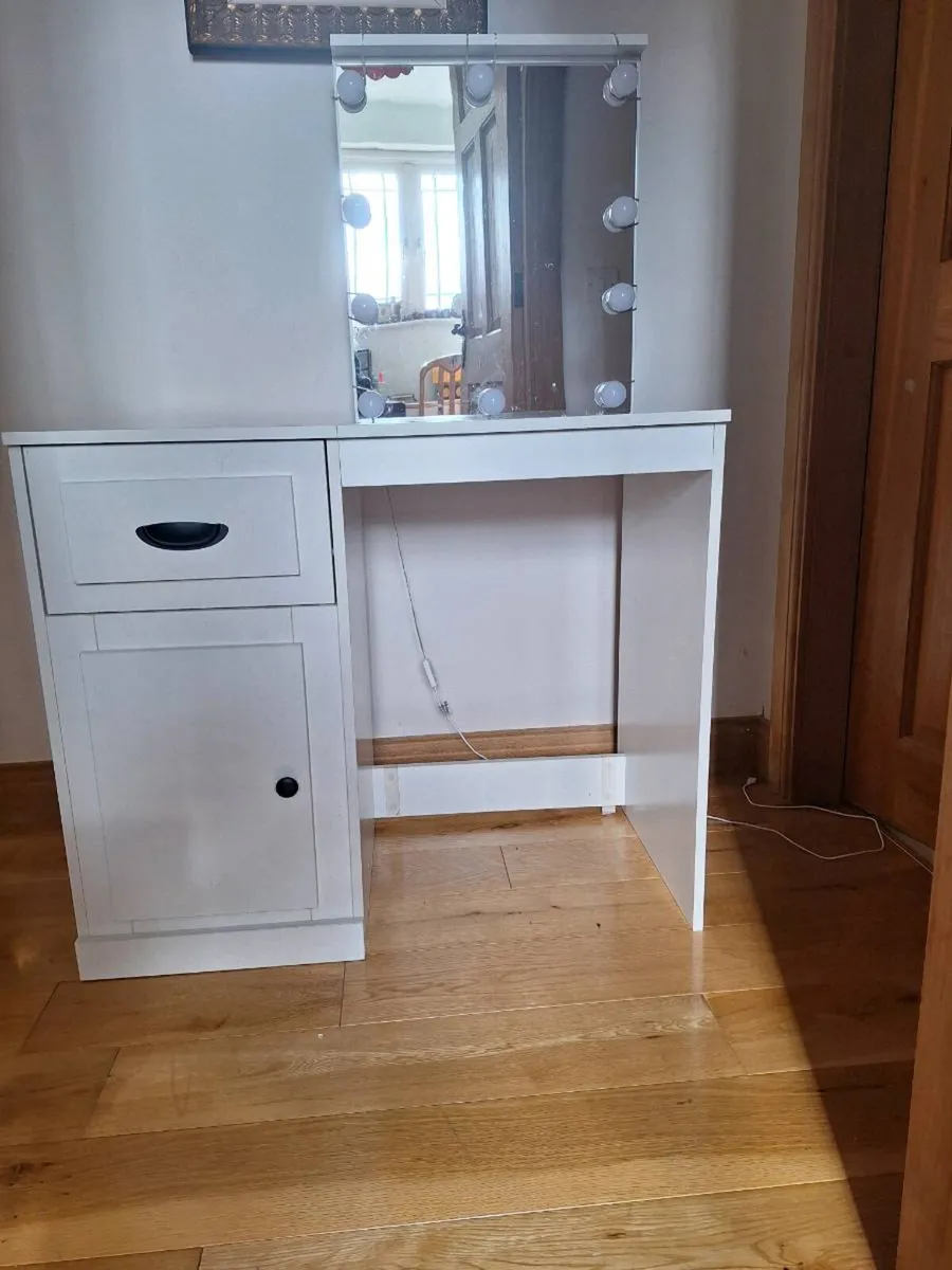 Vanity table - Image 1