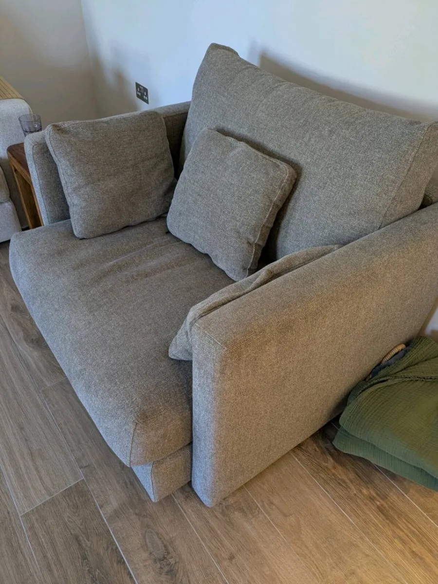 FAMA 3 Seater sofa and Chair - Image 2