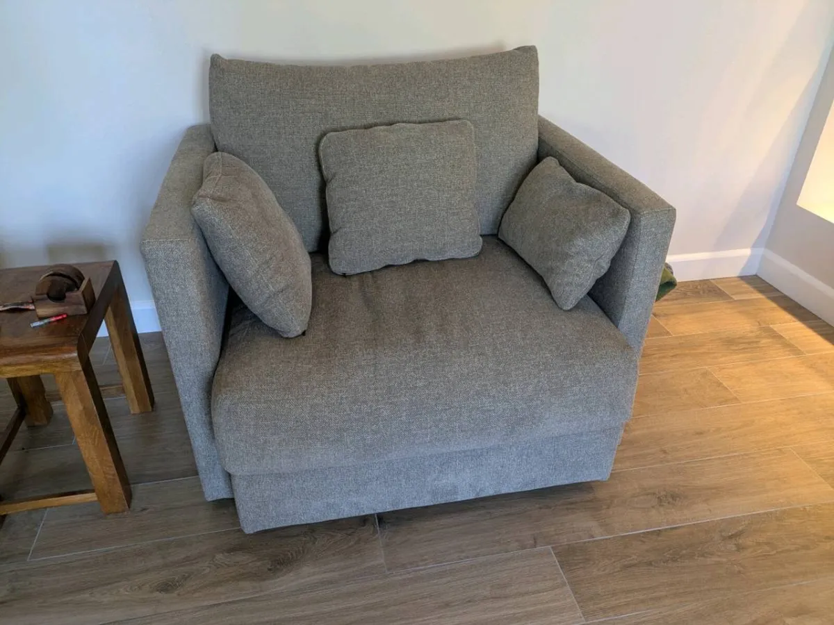 FAMA 3 Seater sofa and Chair - Image 3