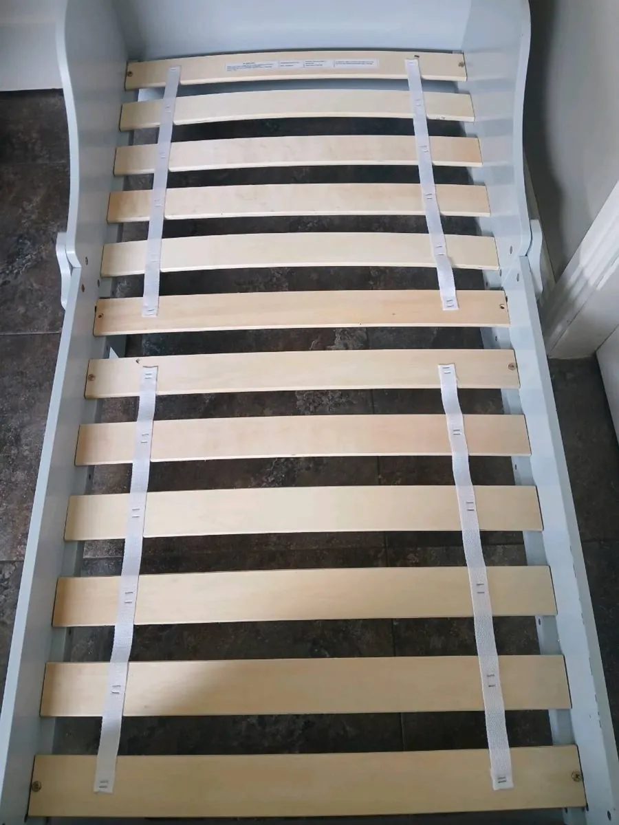 Toddler bed + mattress. - Image 3