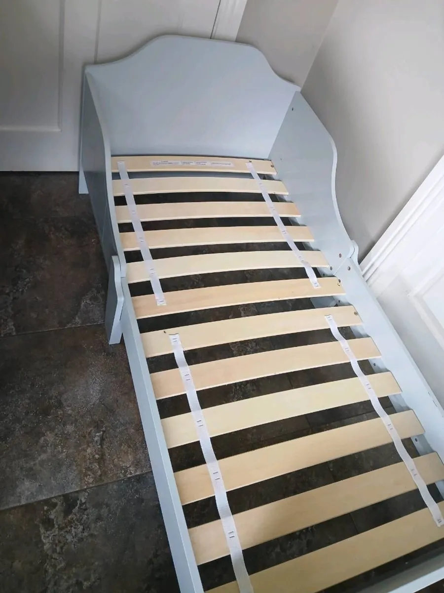 Toddler bed + mattress. - Image 4