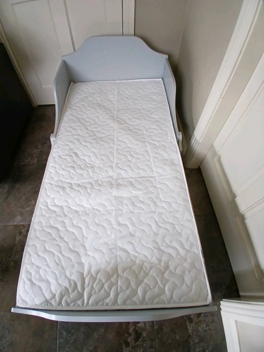 Toddler bed + mattress. - Image 1