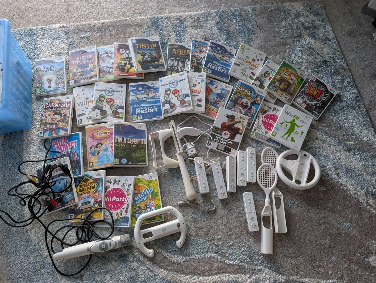 Wii console and 31 games - Image 1