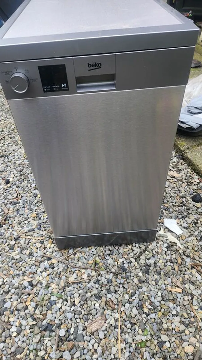 Beko 10 Place Slimline Freestanding Dishwasher 45cm - Silver | DVS04020S - Image 1