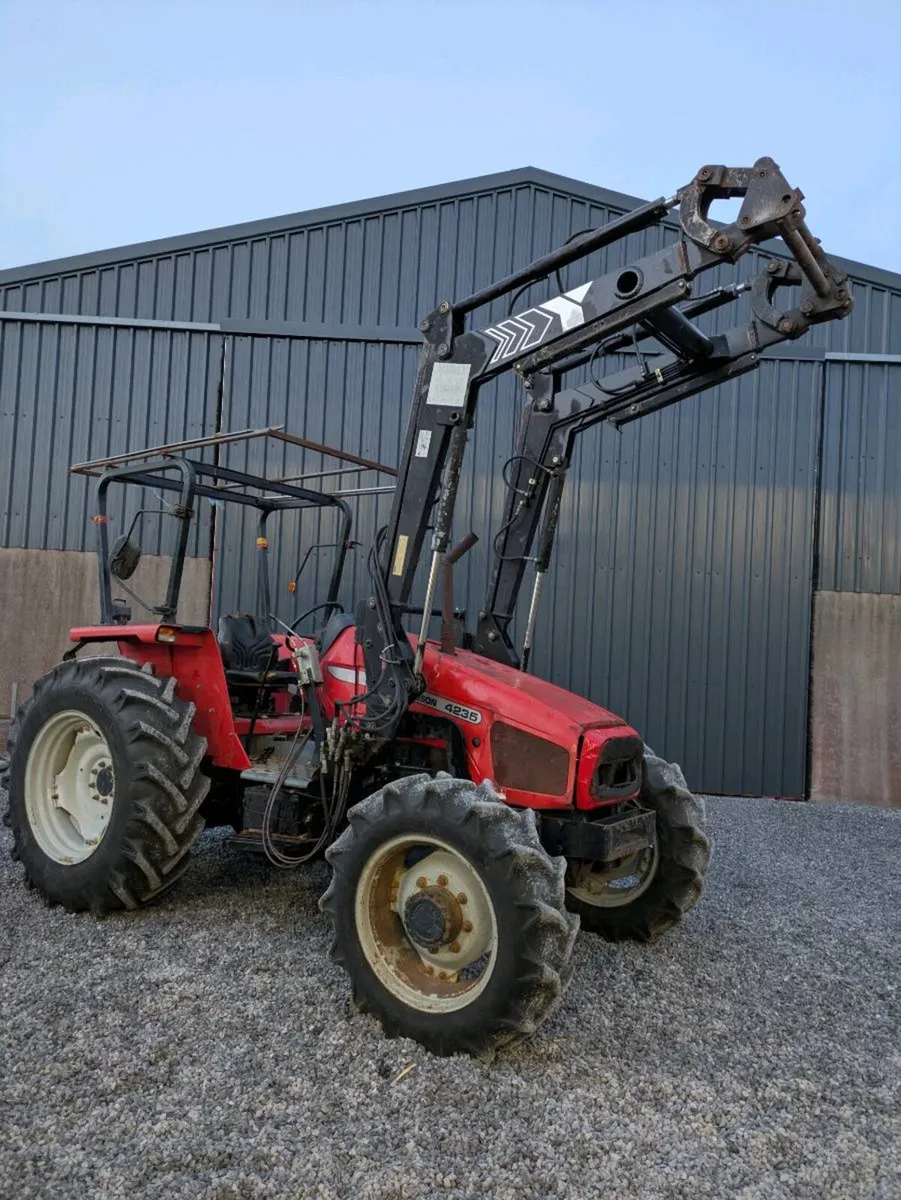 Massey self leveling loader - Image 1