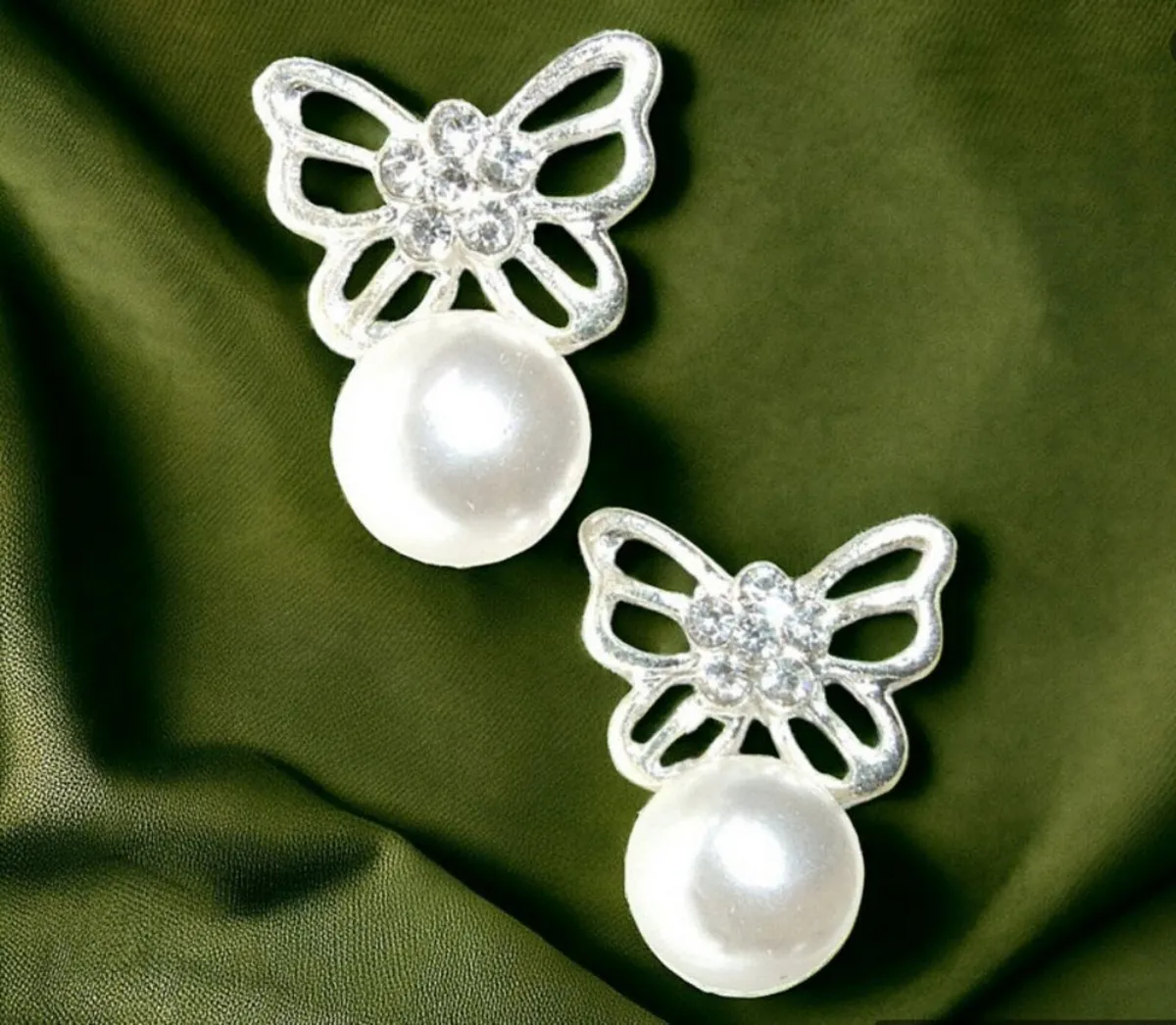 Unworn Pearl/Silver/Gem Earrings - Image 2