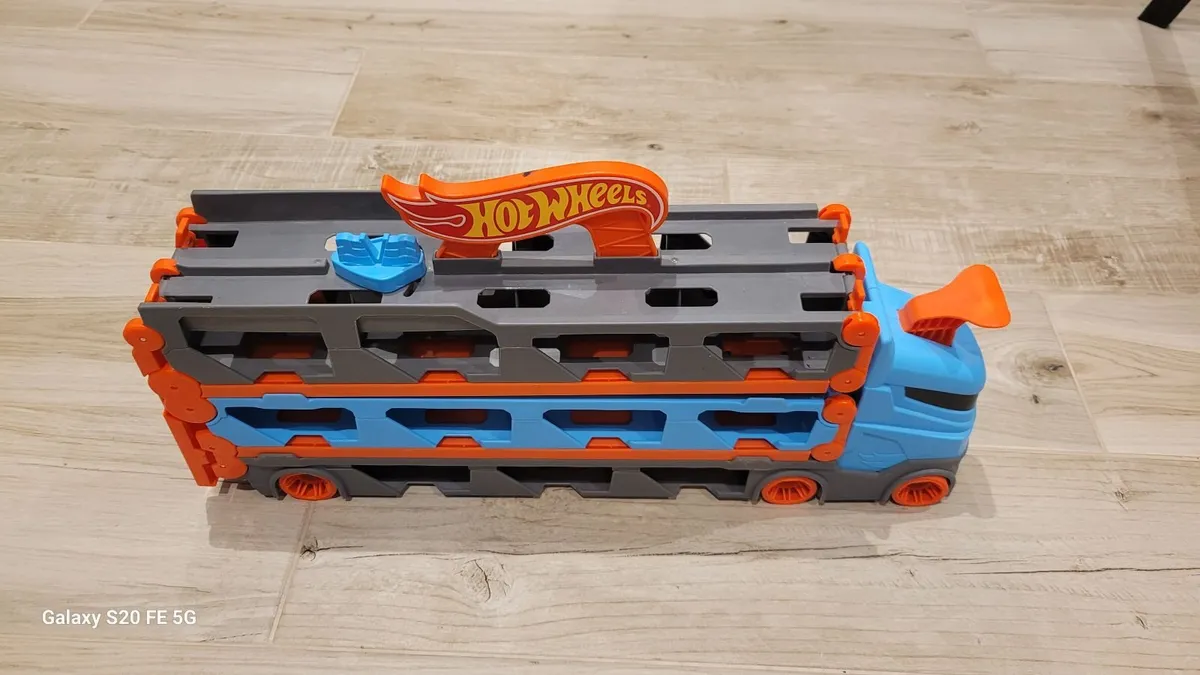 Hot wheels car carrier