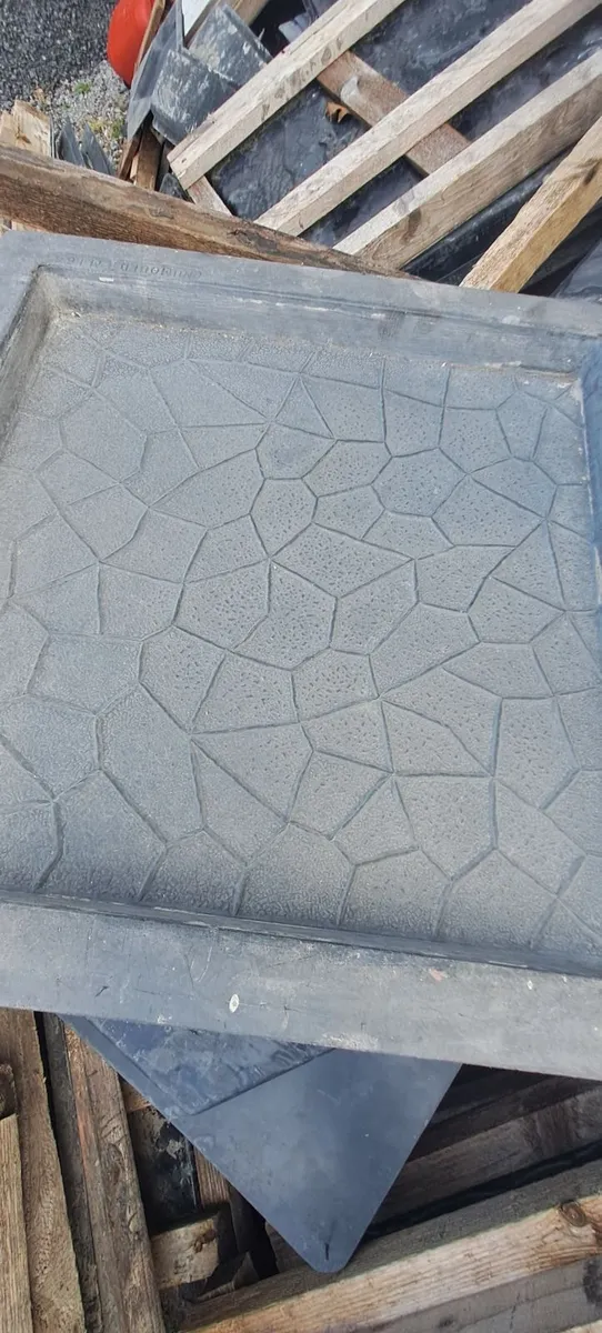 Concrete patio moulds and vibrating table - Image 2