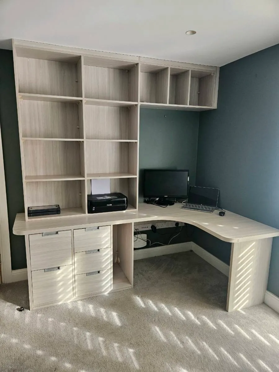Built in office desk - Image 1
