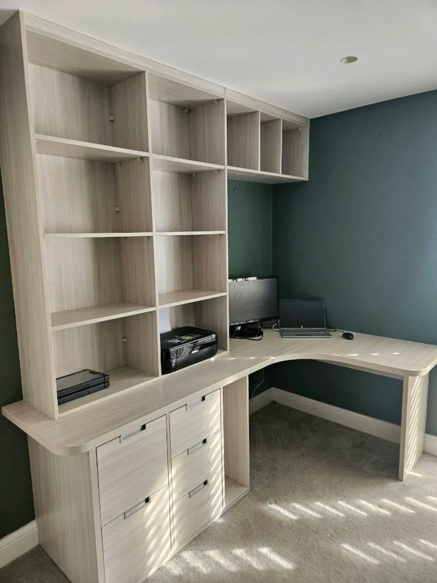 Built in office desk - Image 2