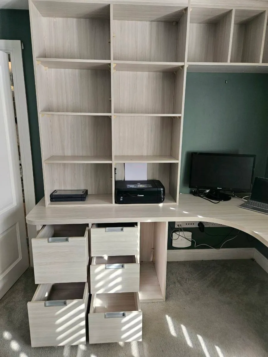Built in office desk - Image 4