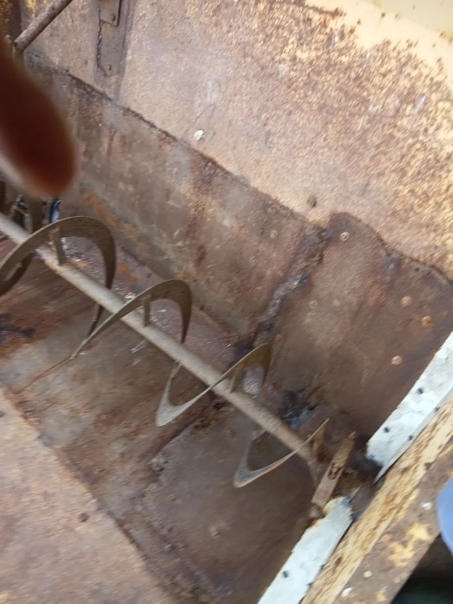 Fertilizer spreader - Image 2