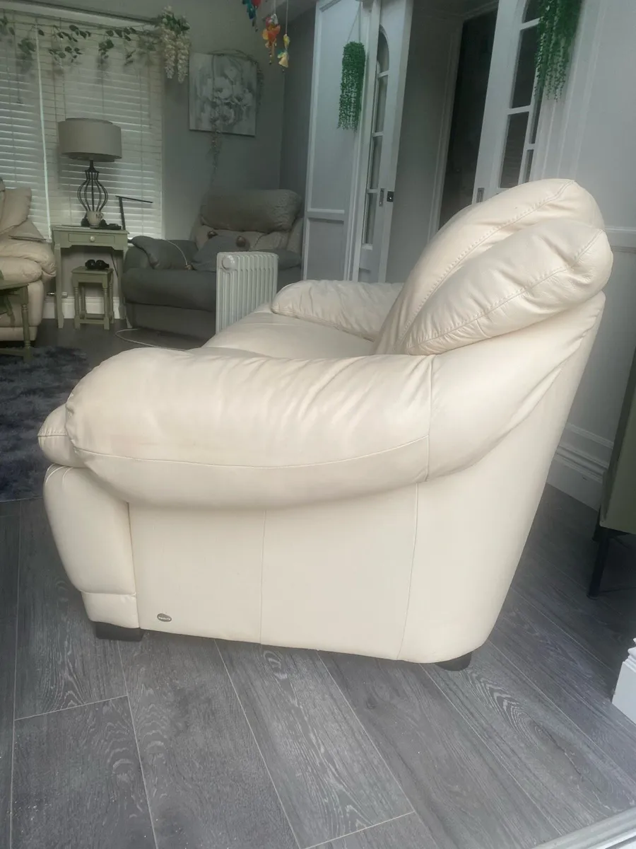 2 seater leather suite - Image 3