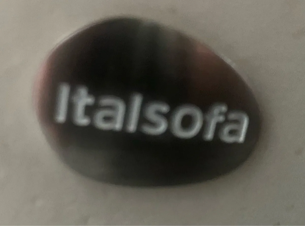 2 seater leather suite - Image 4