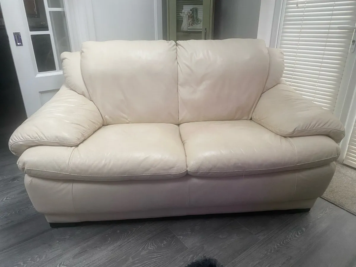 2 seater leather suite - Image 1