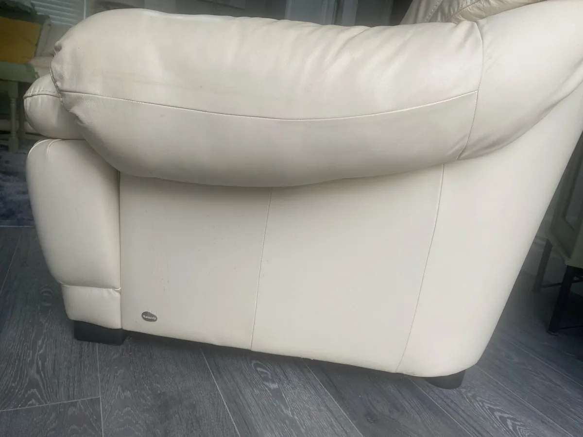 2 seater leather suite - Image 2