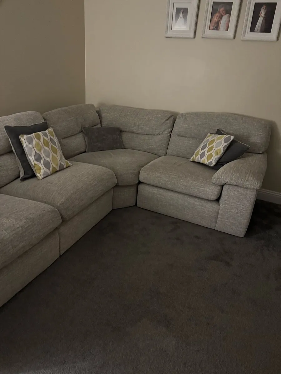 L shaped couch - Image 1