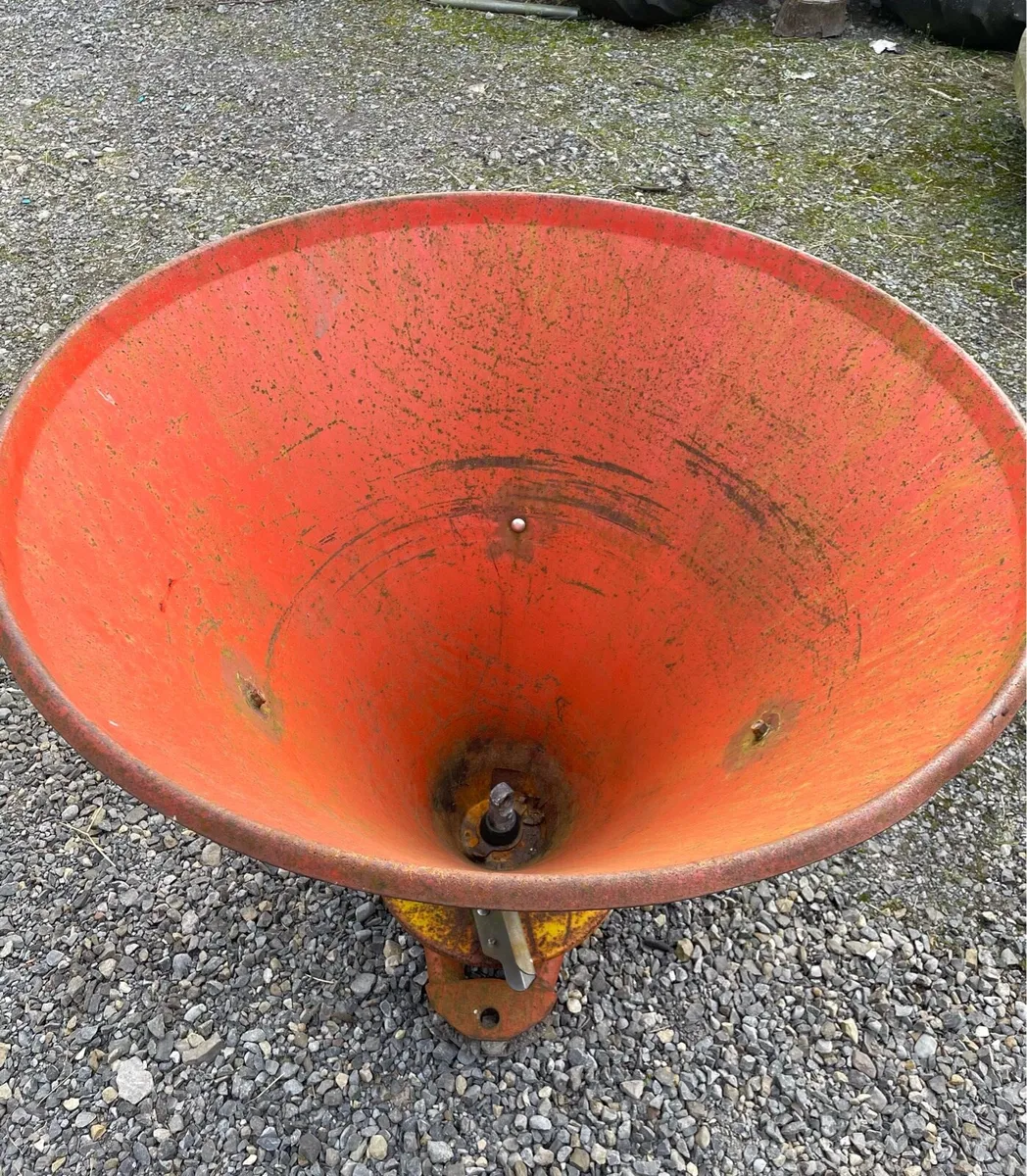 Fertiliser spreader - Image 3