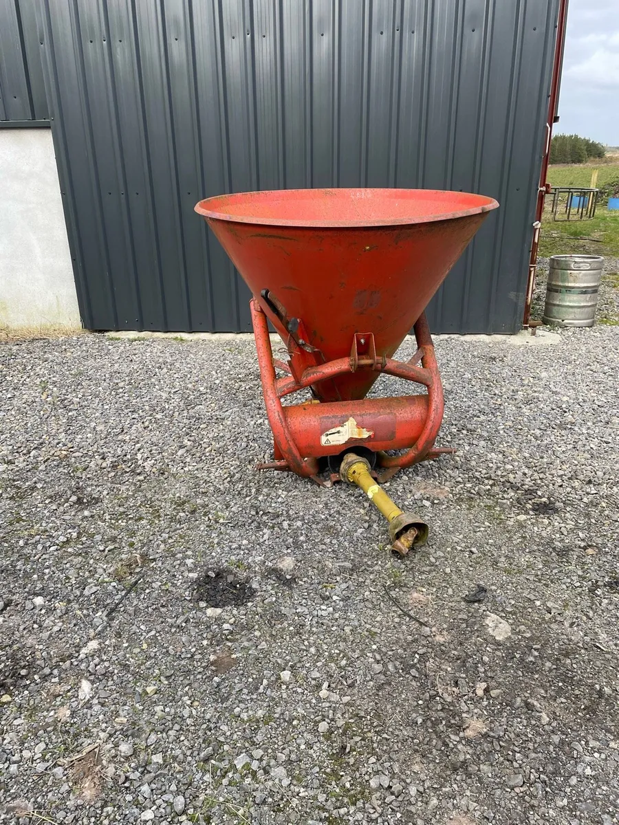 Fertiliser spreader - Image 1