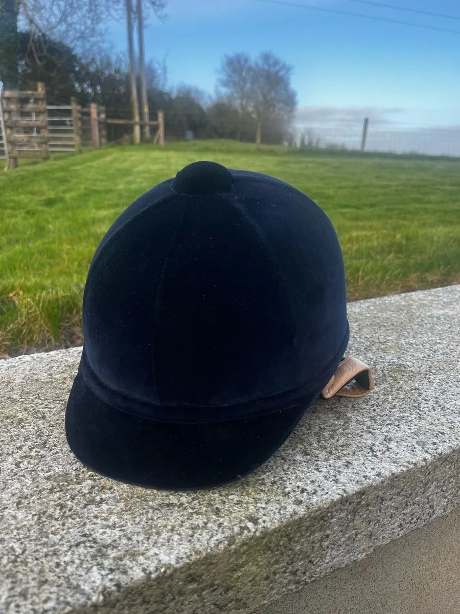 Charles Owen showing helmet - Image 1