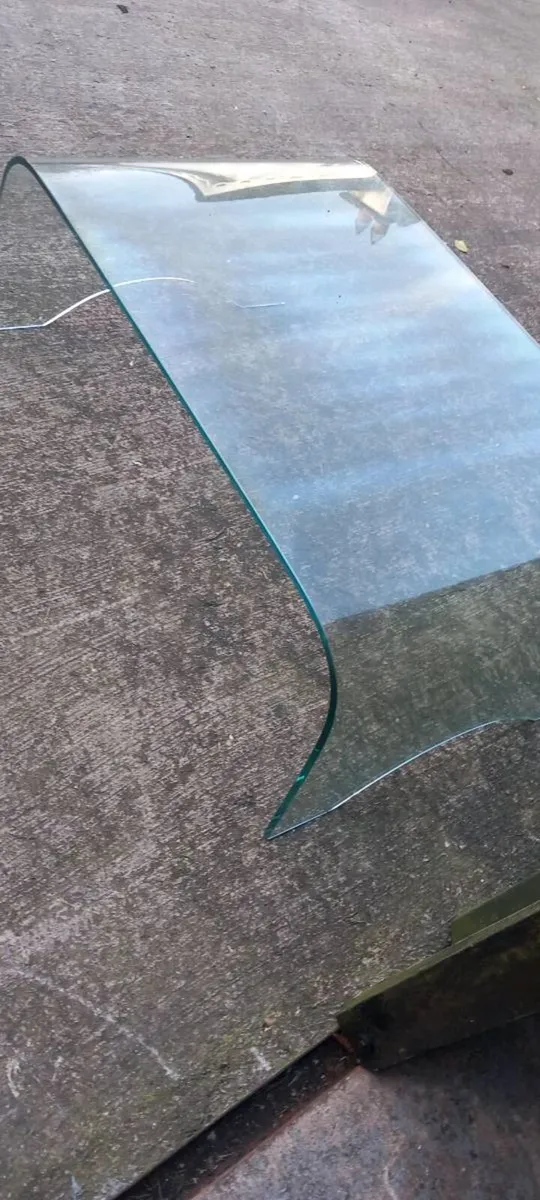 Solid glass table - Image 1