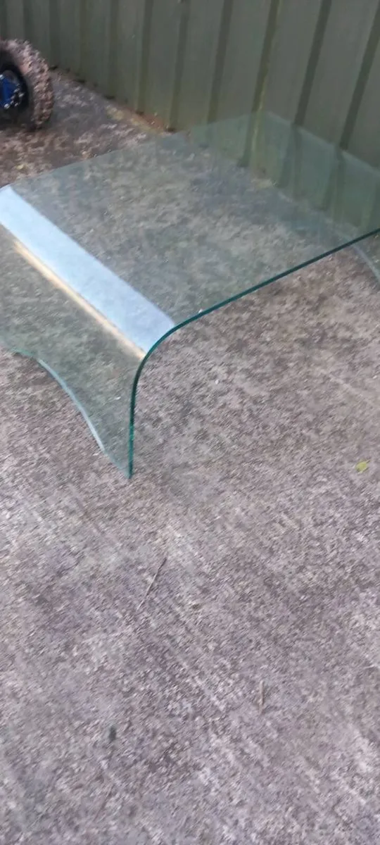 Solid glass table - Image 2