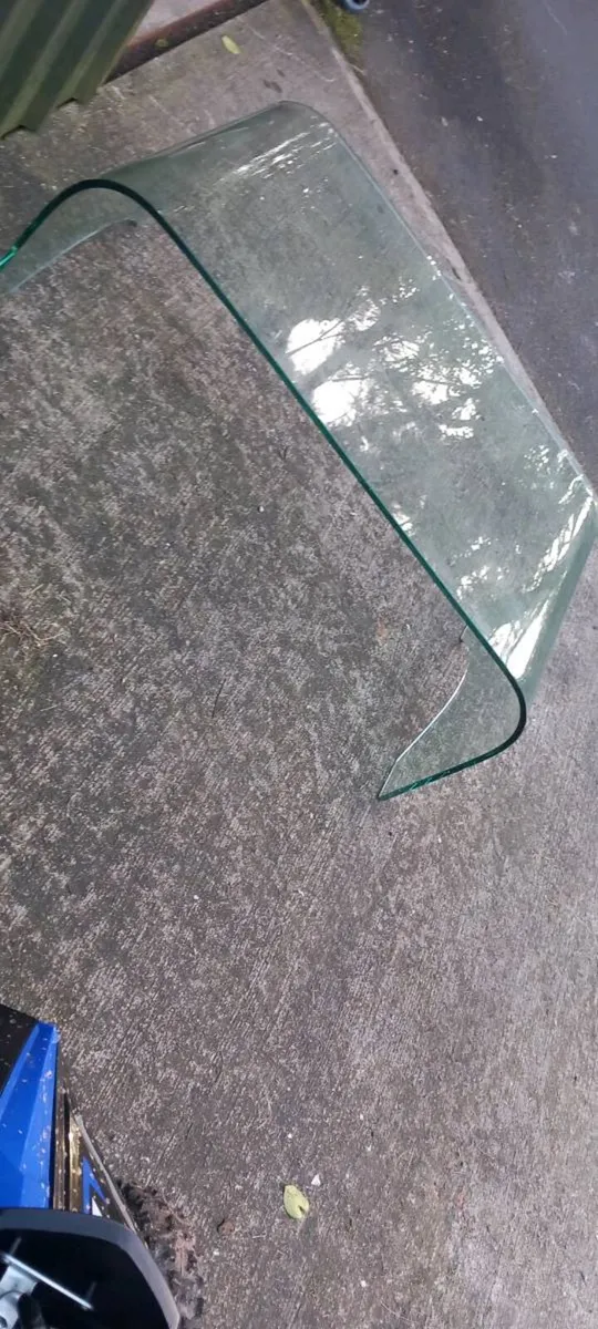 Solid glass table - Image 3