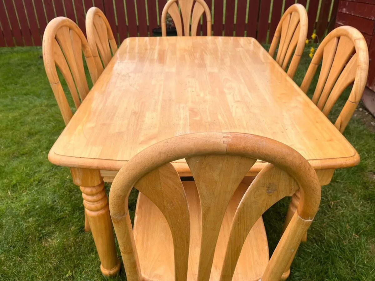 Table and 6 chairs - Image 1