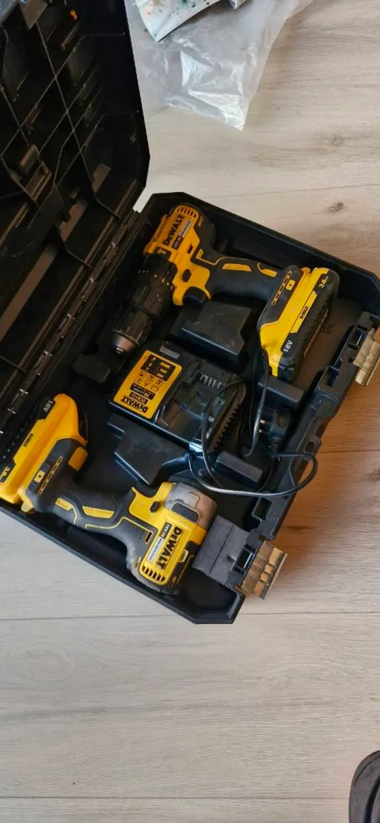 Dewalt drill set - Image 2