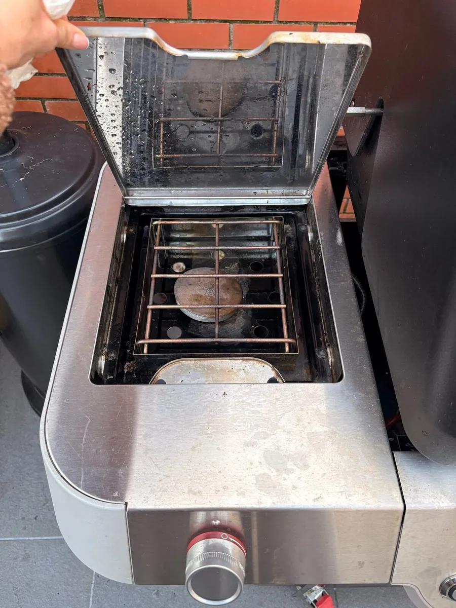 Weber Genesis® E-335 Gas Barbecue - Image 4