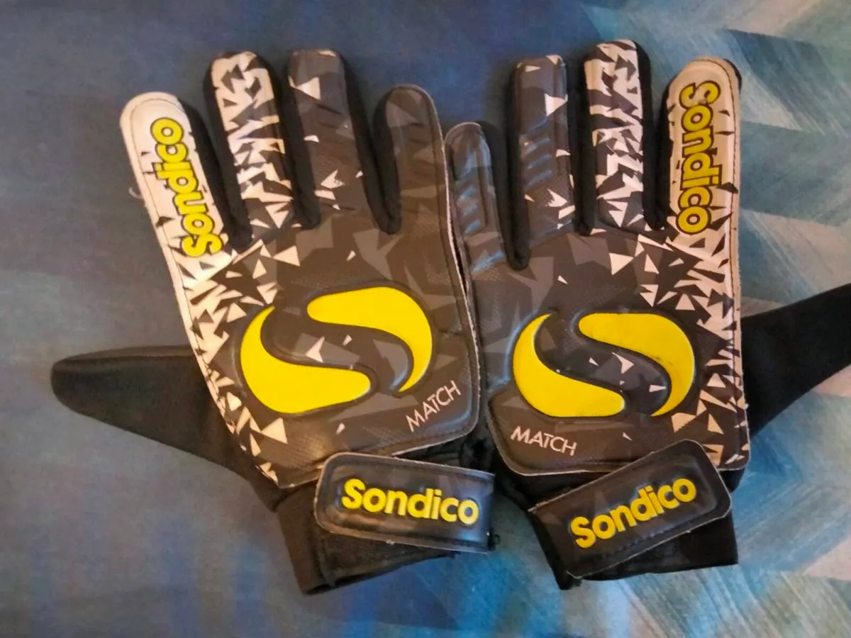 Football goalkeeper gloves - Image 1