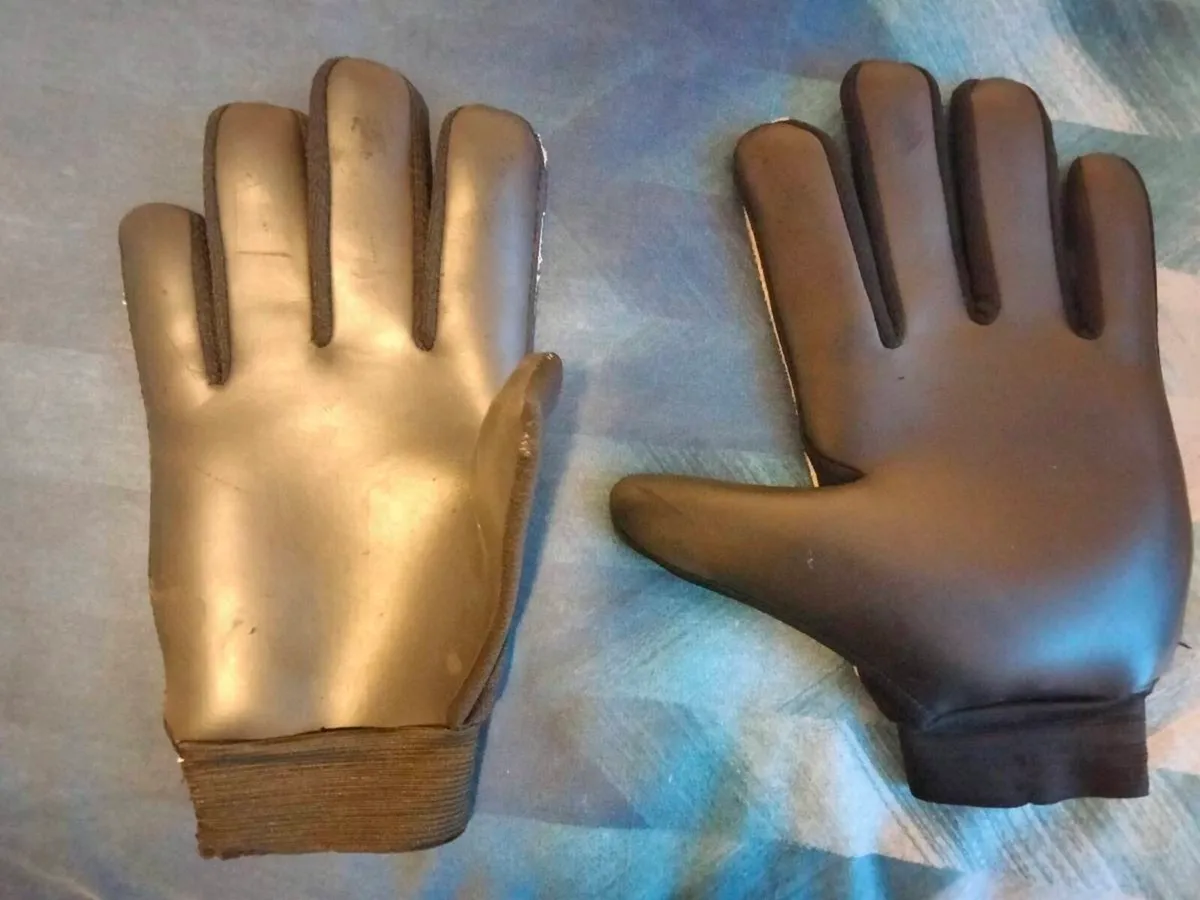 Football goalkeeper gloves - Image 2