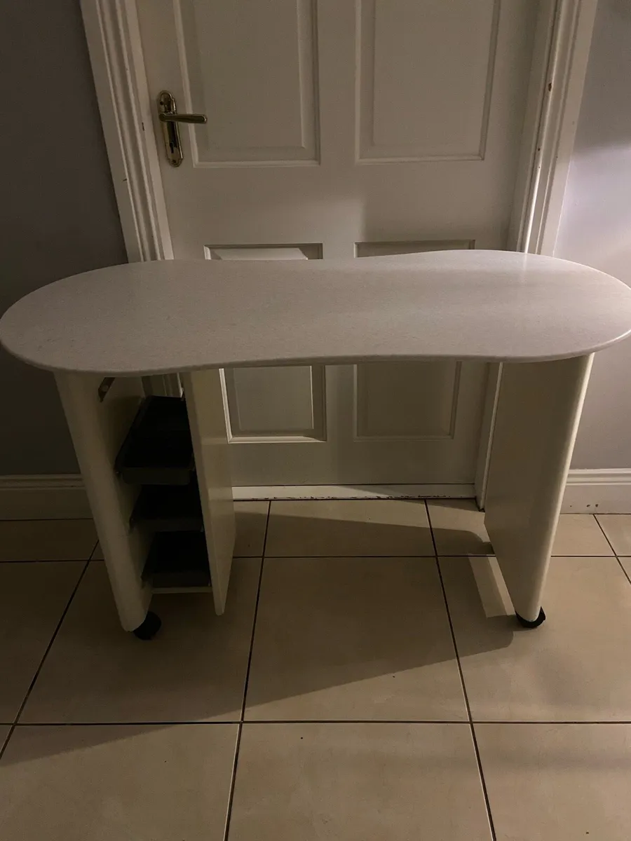 Desk ( nail / beauty) - Image 1