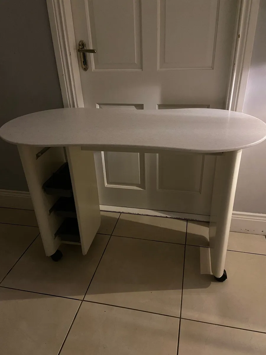 Desk ( nail / beauty) - Image 2