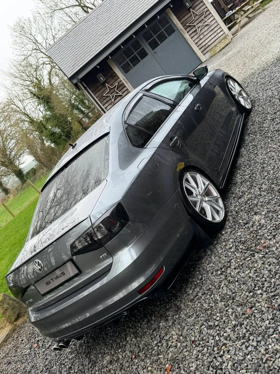 Volkswagen Jetta - Image 2