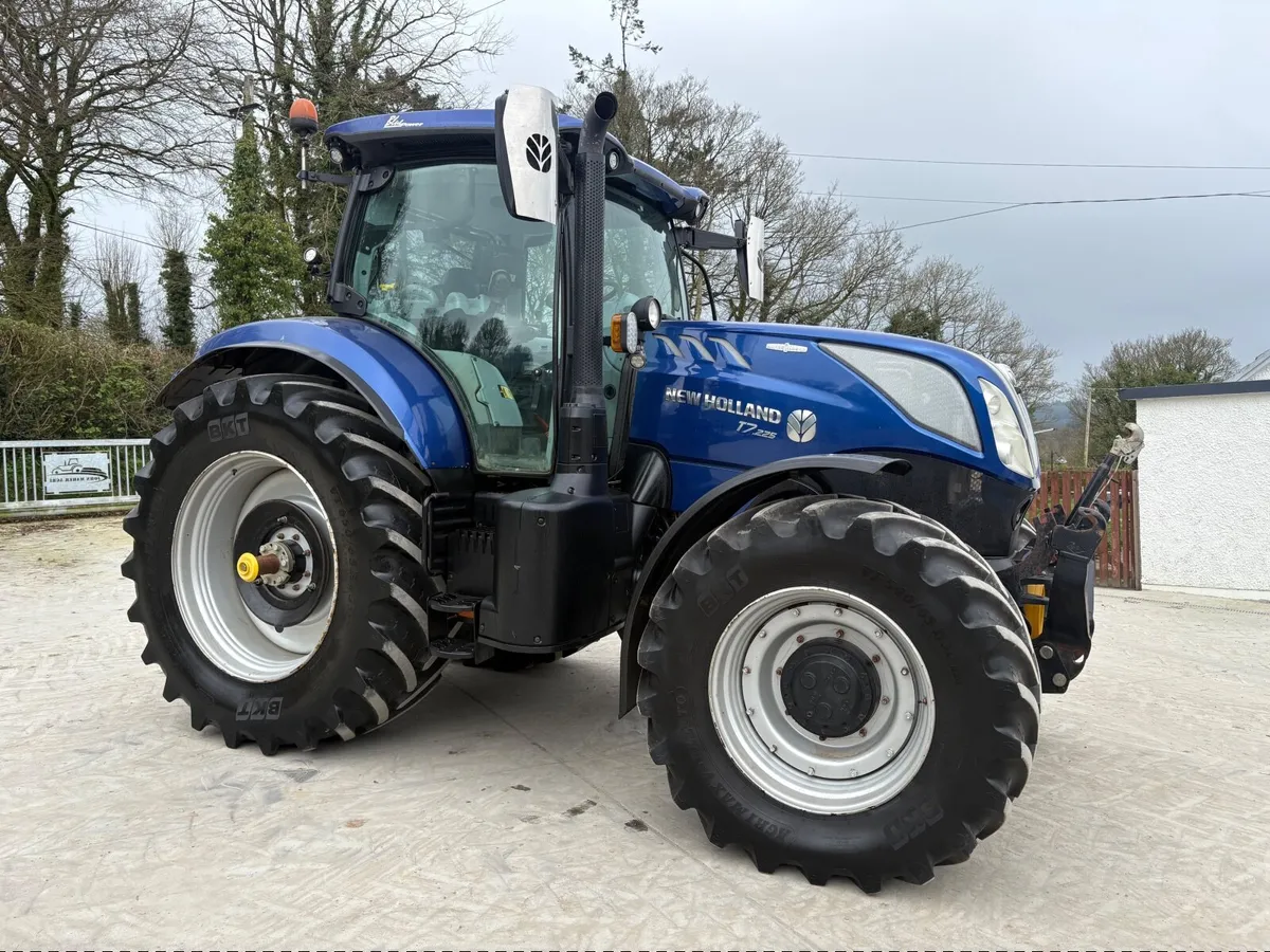 2021 New Holland T7.225 **BLUEPOWER** - Image 1