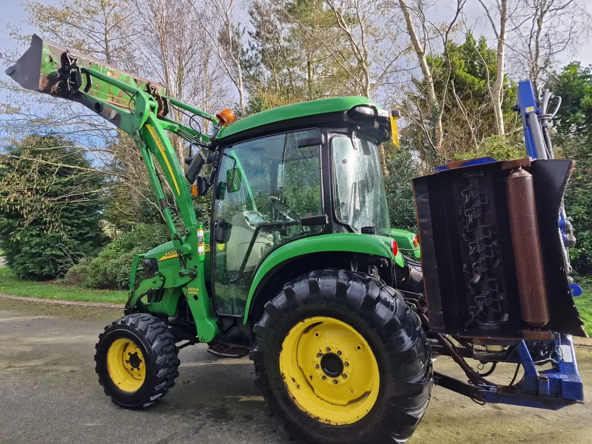 John Deere 4520 55hp Compact Tractor with Loader - Image 2