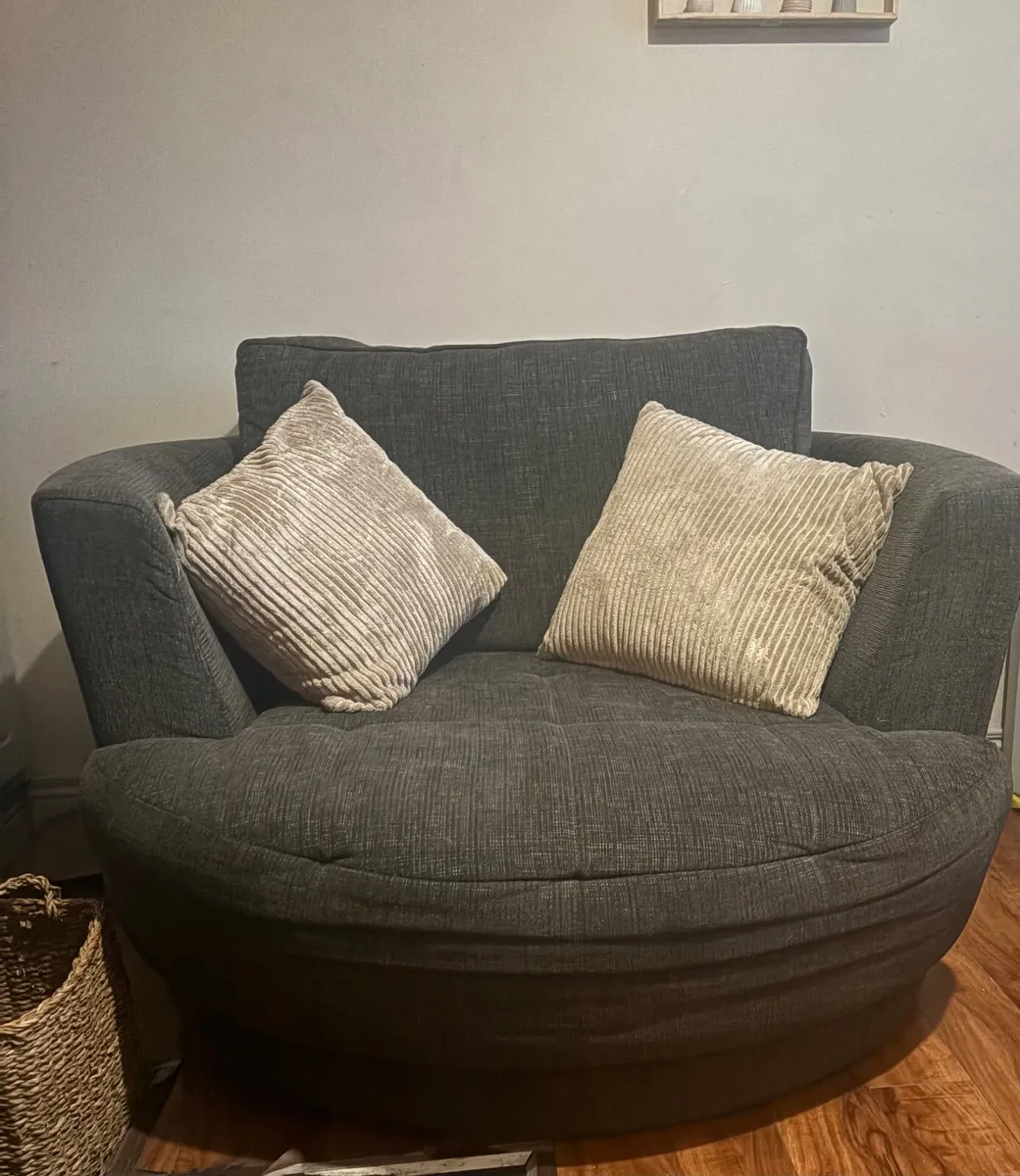 Cuddle/swivel chair - Image 1