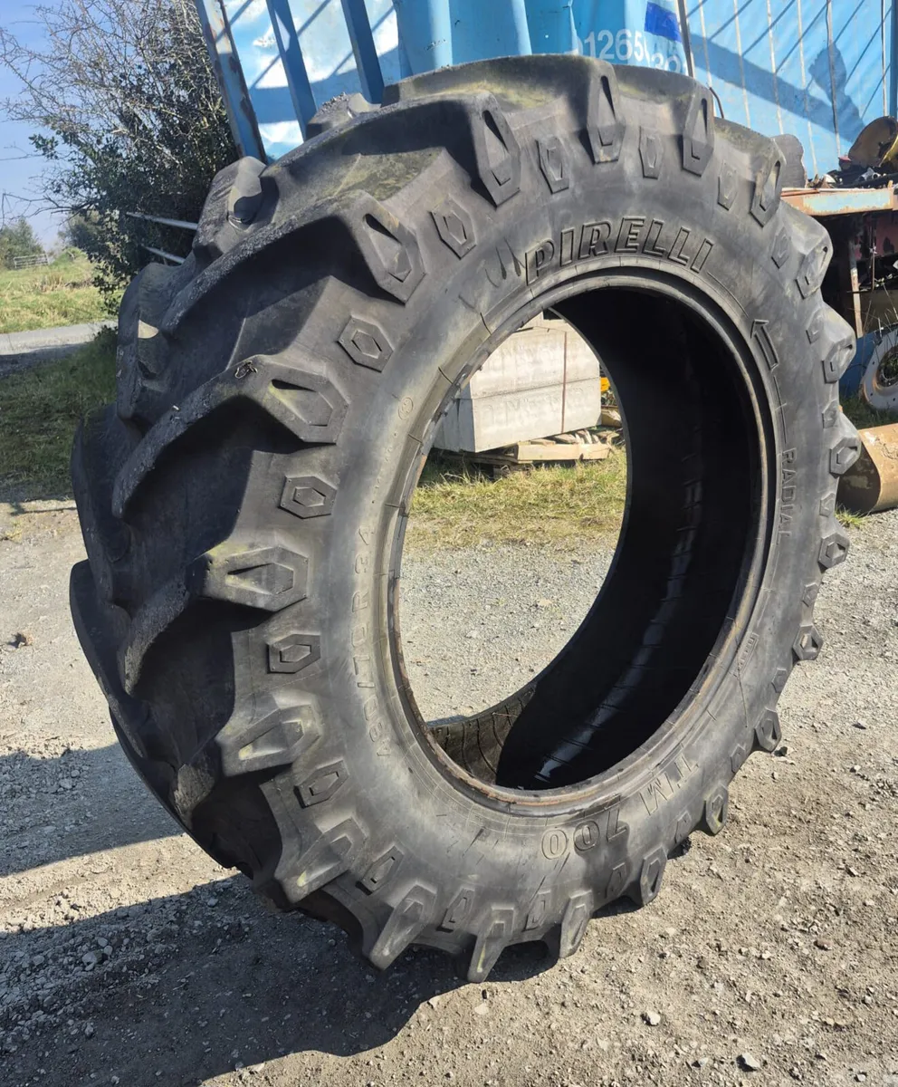 Pirelli 480 70 R34 tyre - Image 1