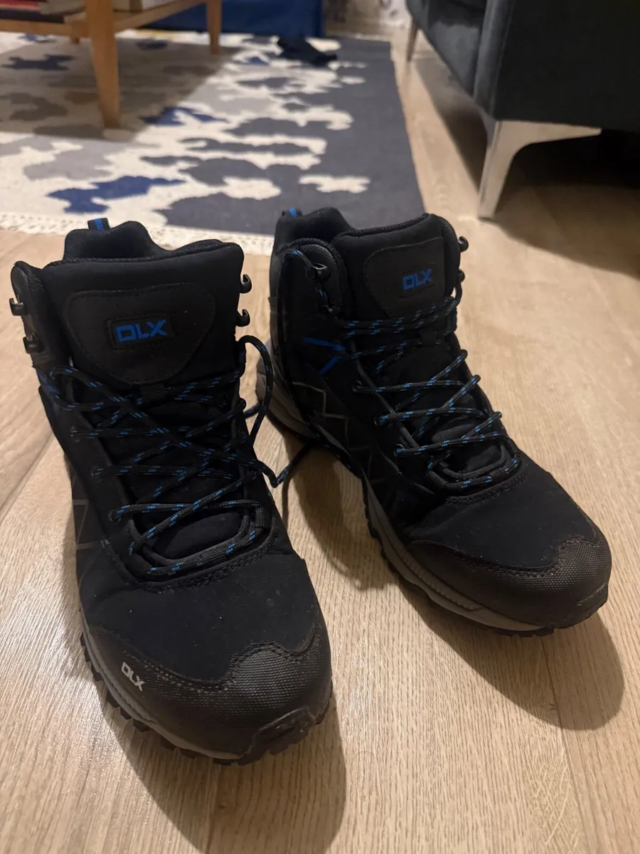 DLX Men’s hiking boots UK size 9 - Image 1
