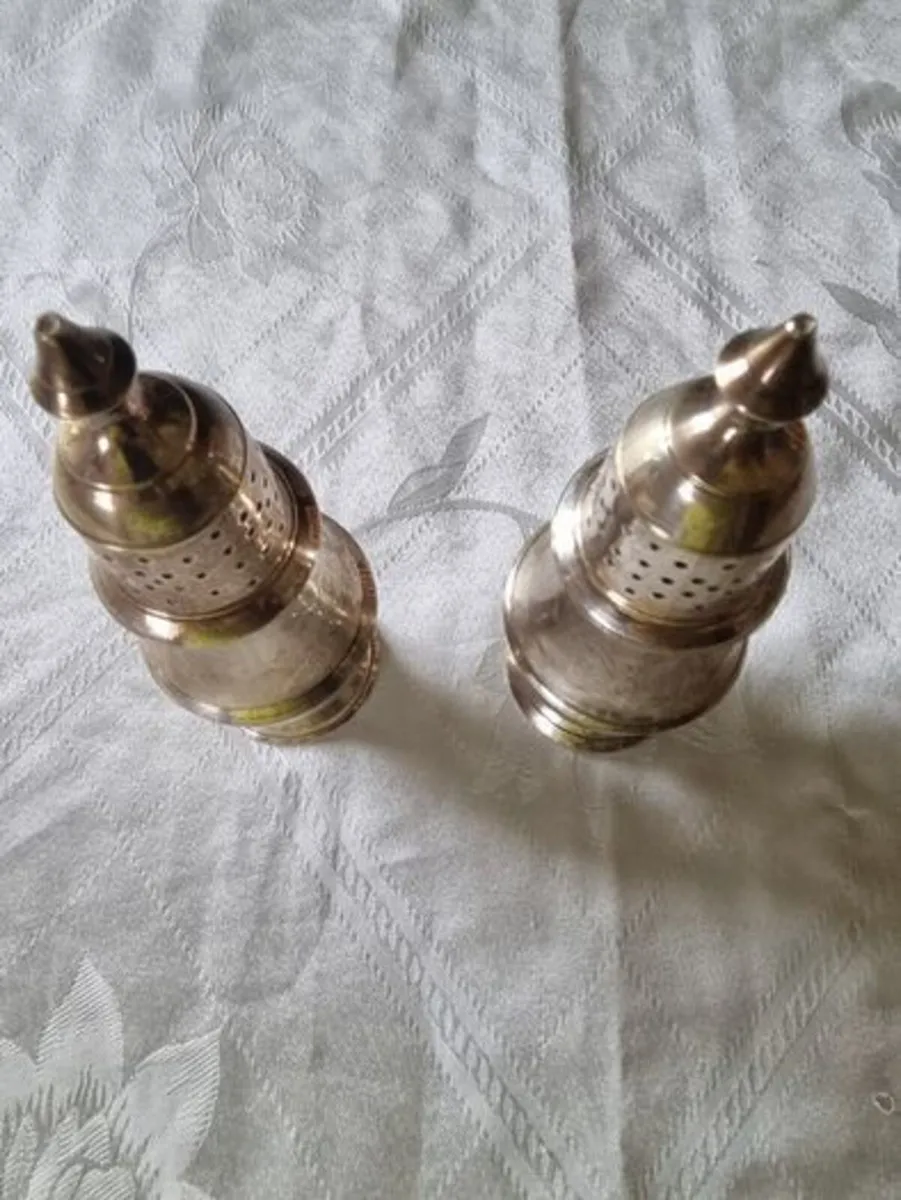 A pair of silver-plated salt shakers - Image 4