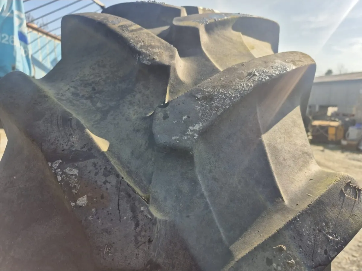 Pirelli 480 70 R34 tyre - Image 2