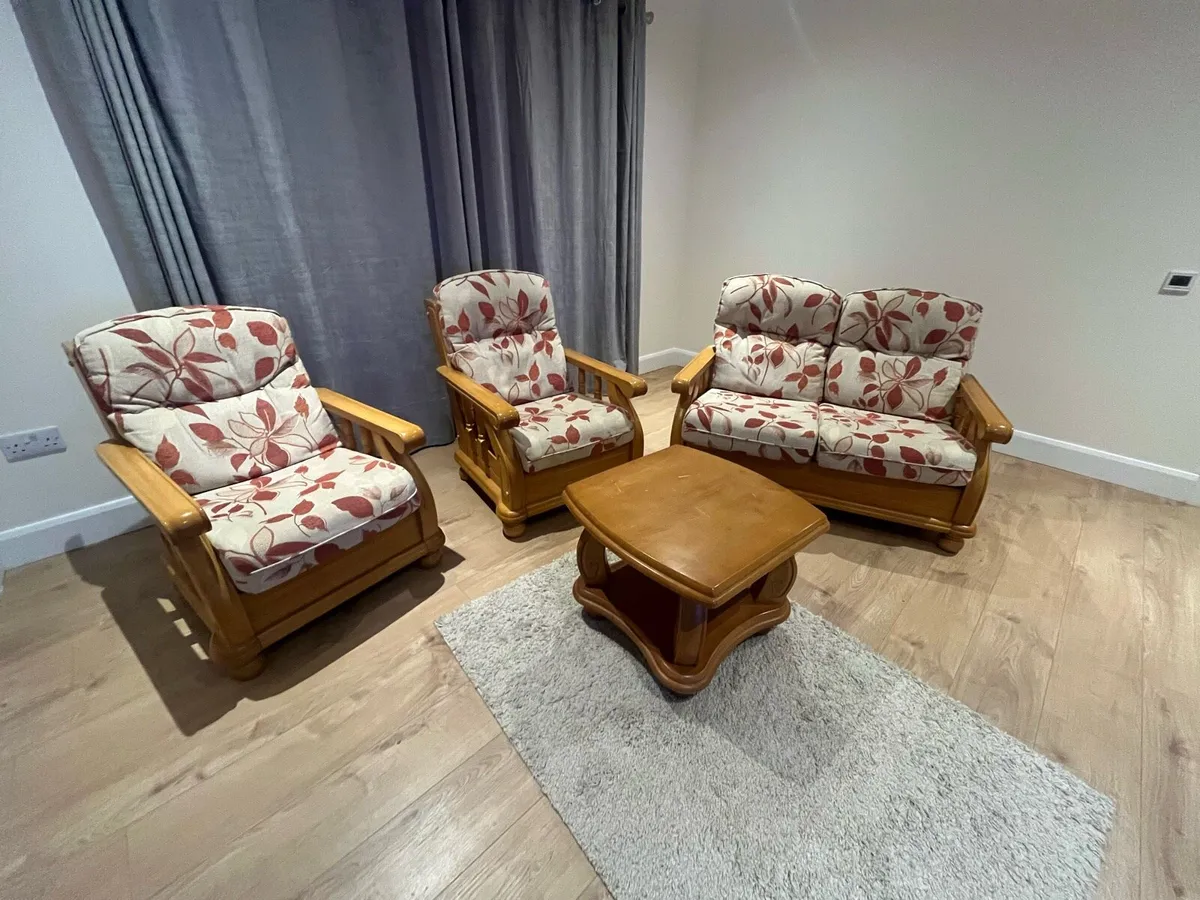 2+1+1 chairs and a matching coffee table - Image 1