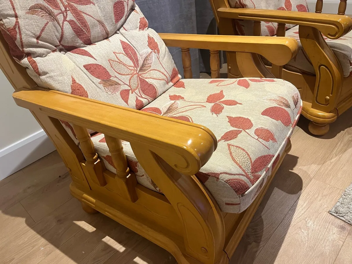 2+1+1 chairs and a matching coffee table - Image 3