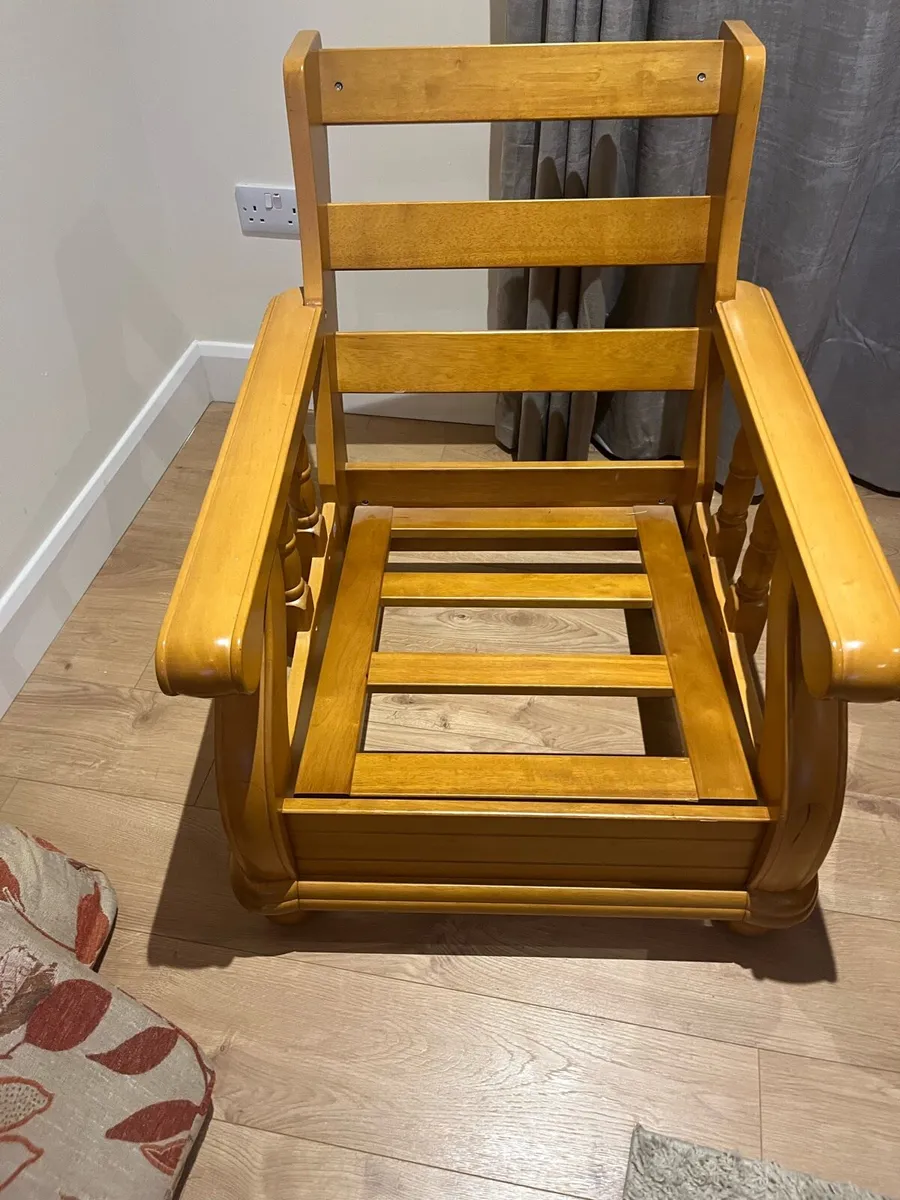 2+1+1 chairs and a matching coffee table - Image 4