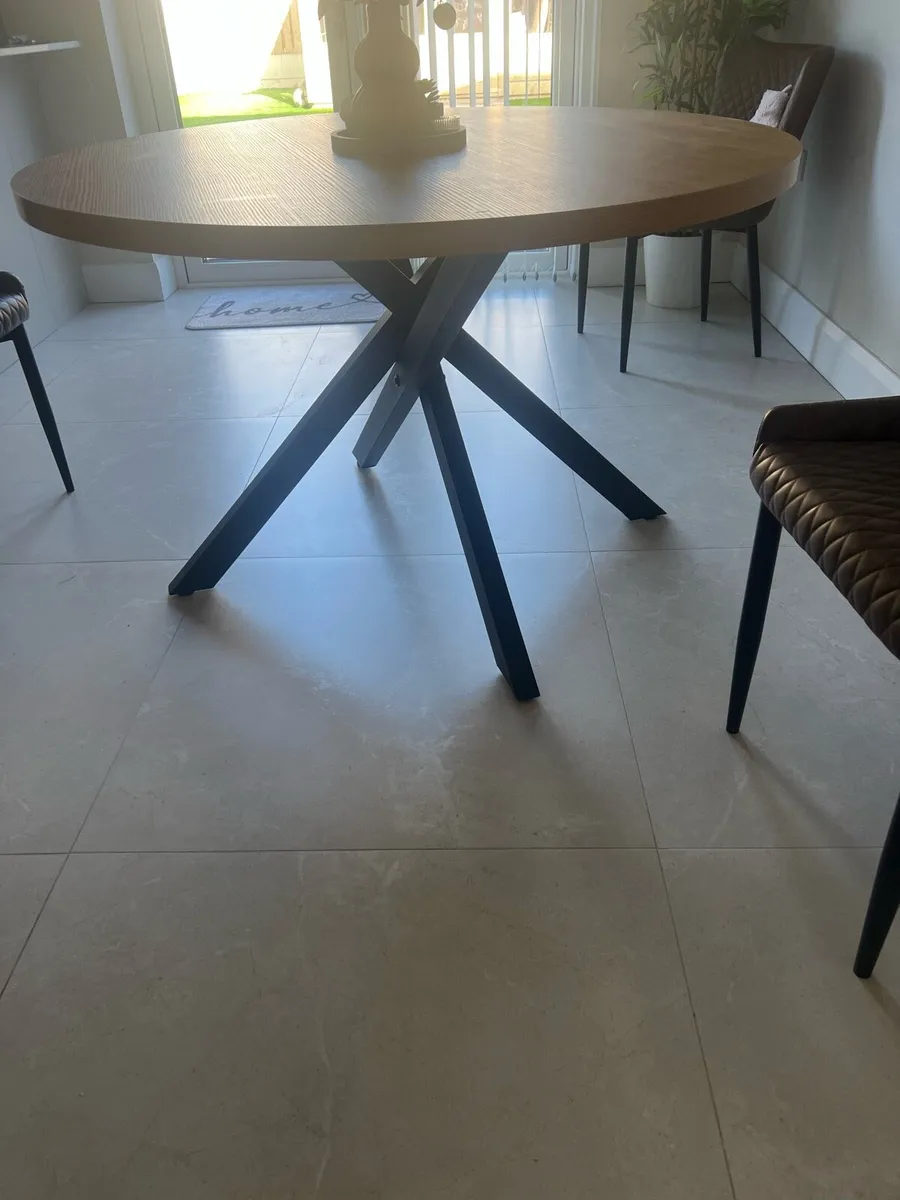 Dining  table - Image 4