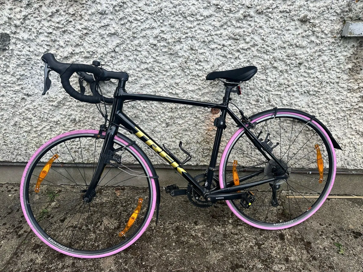 2 adult road bikes Trek & Giant - Image 1