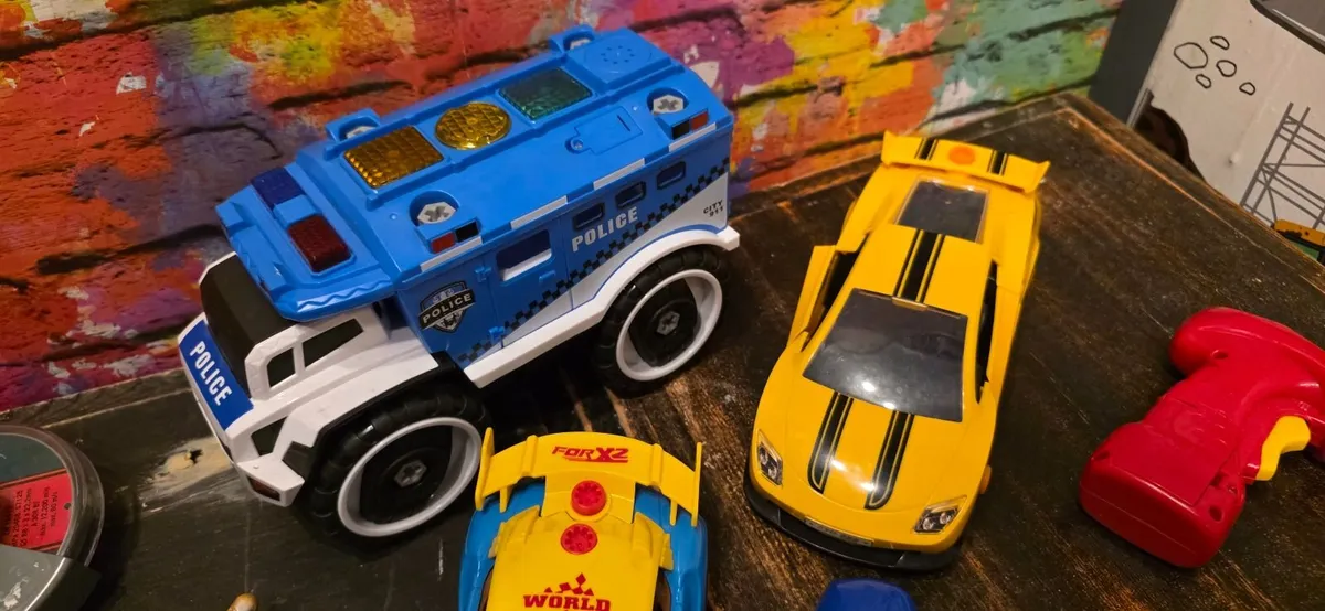 Take apart car toys - 3 cars and accessories - Image 3