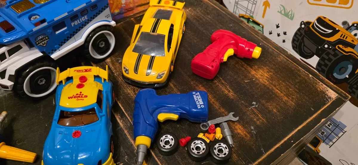 Take apart car toys - 3 cars and accessories - Image 4